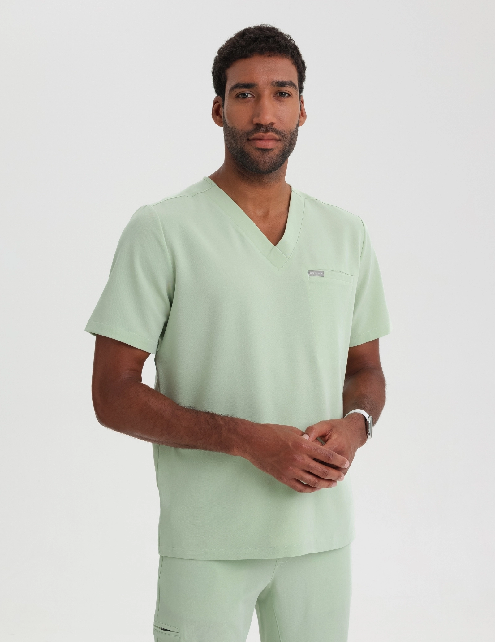 Medizinische Bluse Birbal – MATCHA LATTE Medizinische Bluse Birbal – MATCHA LATTE
