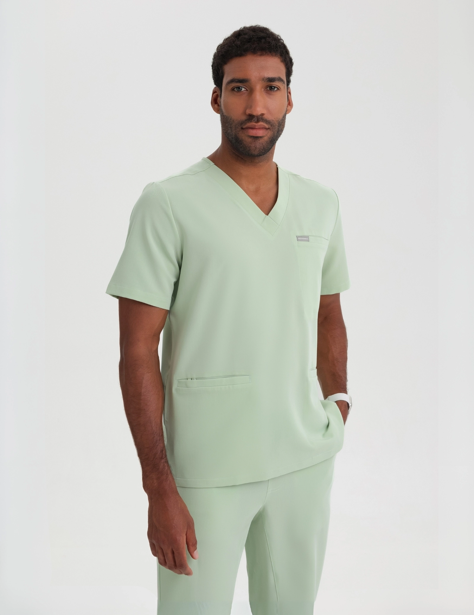 Medizinische Bluse Birbal – MATCHA LATTE Medizinische Bluse Birbal – MATCHA LATTE