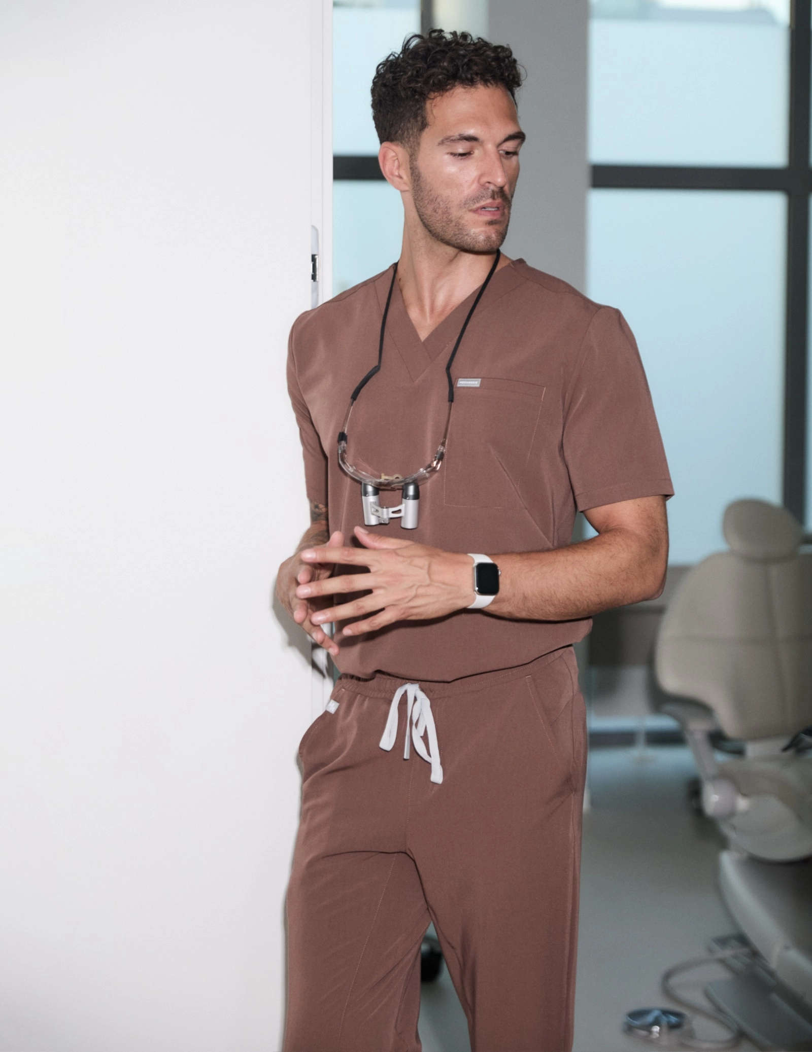 Medizinische Bluse Birbal – MILKY BROWN