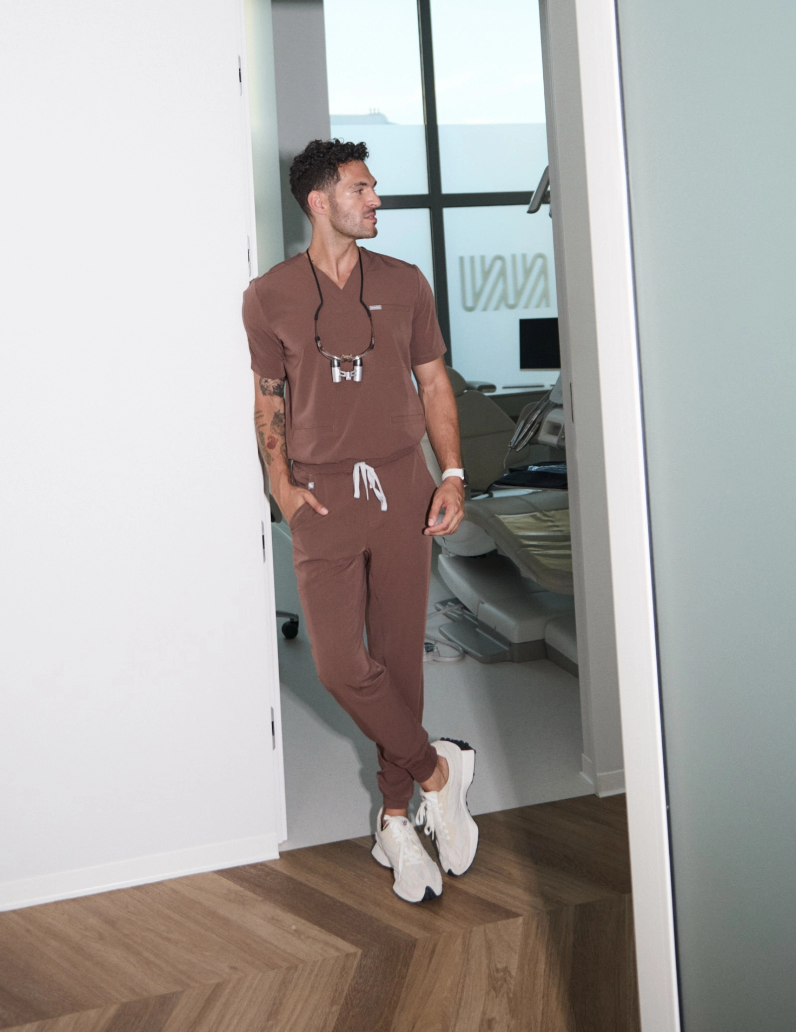 Medizinische Bluse Birbal – MILKY BROWN