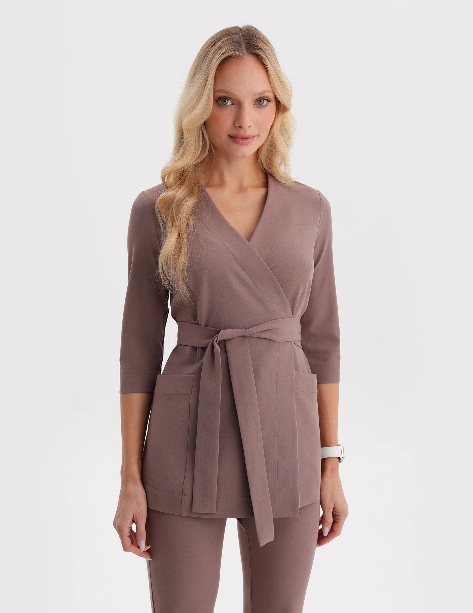 Medizinischer Kasack zum Binden Rosalie – MOCHA